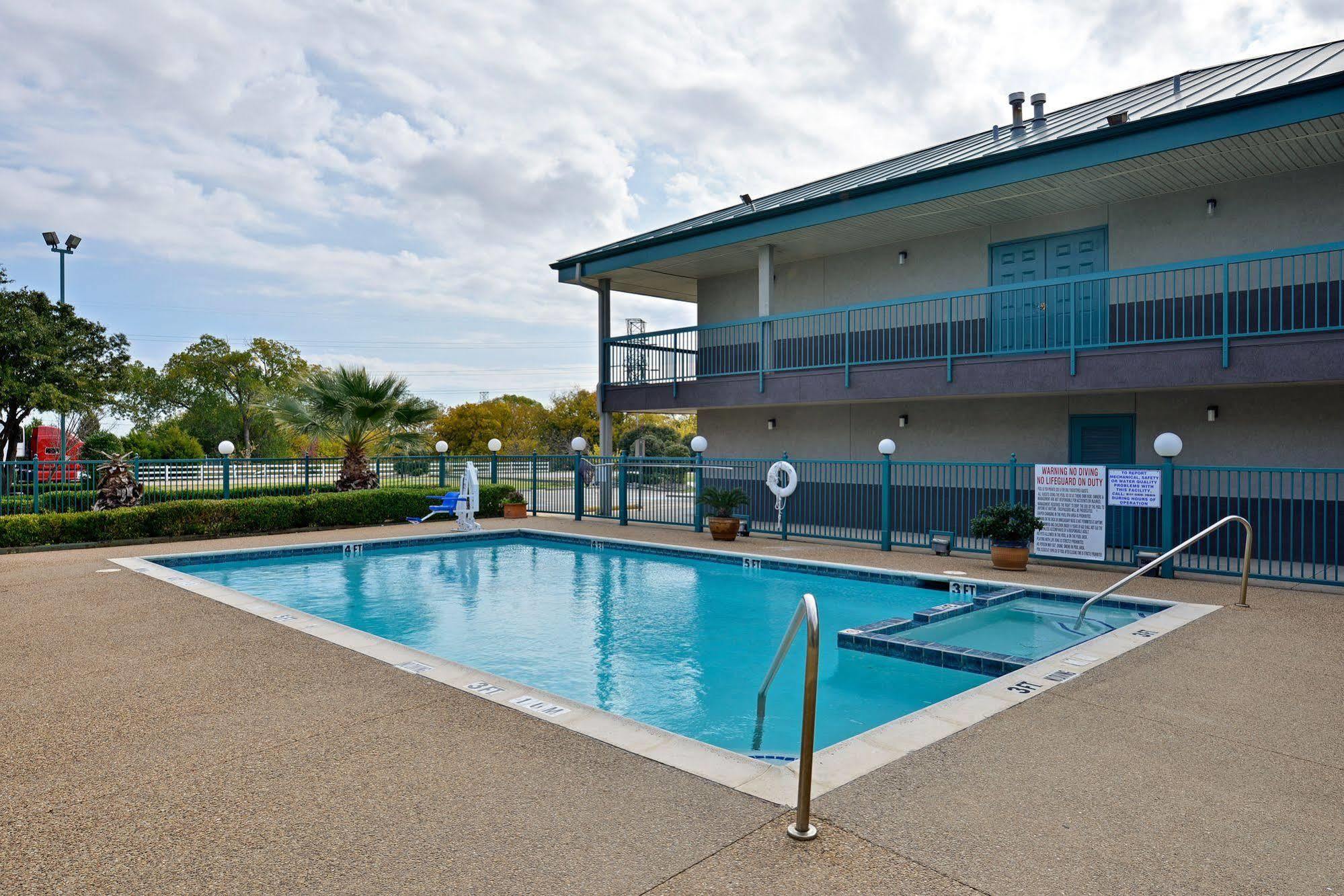 Americas Best Value Inn Fort Worth Buitenkant foto